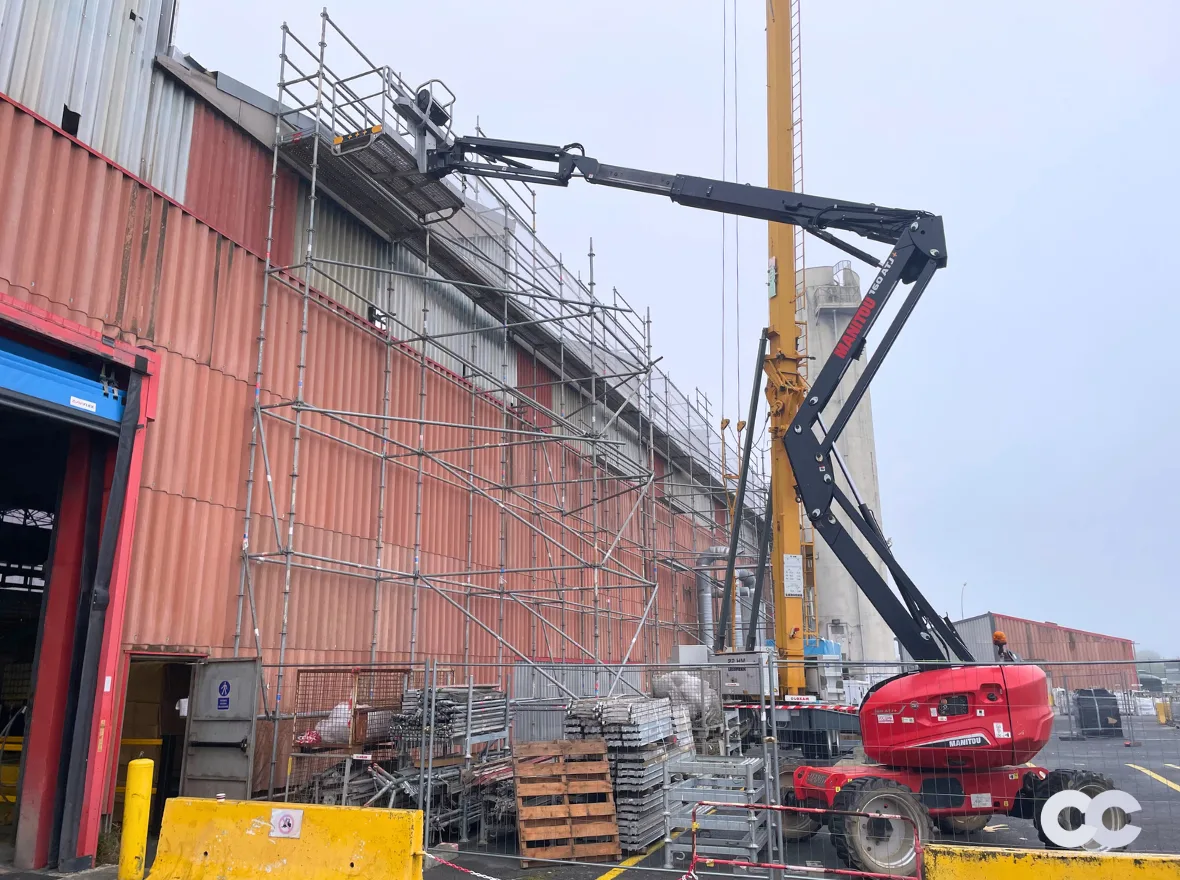 Pose du bardage d'un bâtiment industriel